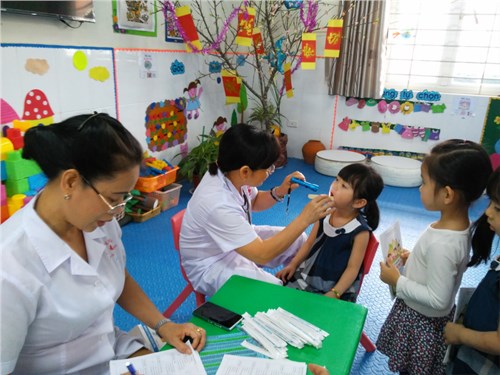 Trường mầm non Sơn Ca phối hợp với các bác sĩ Trung Tâm y tế Quận Long Biên và trạm y tế Phường Ngọc Lâm tổ chức khám sức khỏe lần I cho trẻ.